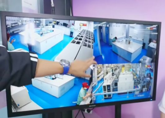 중국에서 일어난 생리대 재활용 논란에 강하게 분노하며 여성 위생용품 시장 진출을 발표한 그룹 엑소 출신 황쯔타오가 라이브 방송을 통해 30분 만에 약 41억원의 매출을 올린 것으로 알려져 화제다. 웨이보