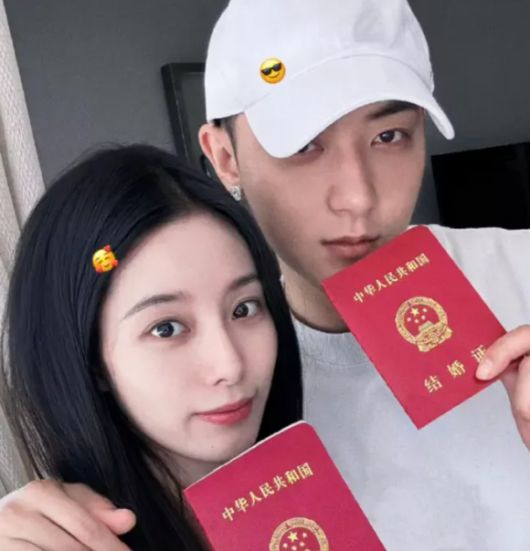 아이돌 그룹 엑소 출신 가수 타오(오른쪽). 웨이보