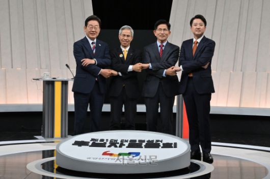 이재명 더불어민주당(왼쪽부터)·권영국 민주노동당·김문수 국민의힘·이준석 개혁신당 대선 후보가 27일 서울 마포구 상암동 MBC 스튜디오에서 진행된 3차 TV 토론회에 앞서 손을 맞잡고 사진을 찍고 있다. 2025.5.27 국회사진기자단