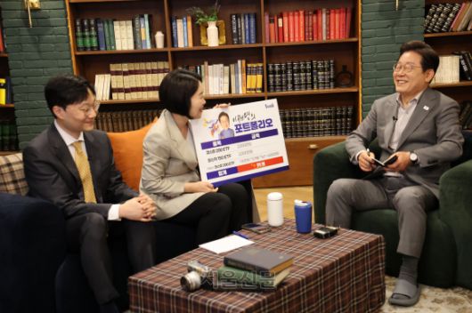 이재명 더불어민주당 대선 후보가 28일 서울 신사동 가로수길 미드타운 스튜디오에서 <K-이니셔TV> ‘1400만 개미와 한배 탔어요’ 유튜브 라이브를 윤태준 소액주주행동 플랫폼액트 소장, 이소영 의원과 함께 하고 있다. 2025.5.28 홍윤기 기자