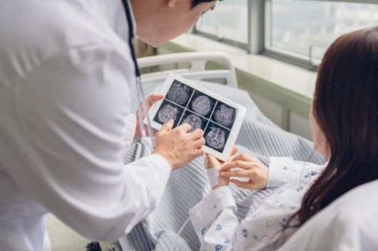 병원에 입원 중인 환자 이미지. 아이클릭아트