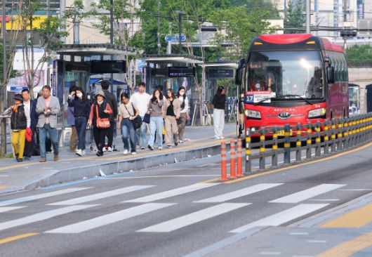 부산 버스 파업 비상노선 버스 이용하는 시민들 - 부산지역 시내버스가 전면 파업에 돌입했던 28일 오전 부산 부산진구 롯데백화점 서면점 인근 버스정류장에서 시민들이 비상노선 버스를 이용해 출근하고 있다. 2025.5.28. 연합뉴스