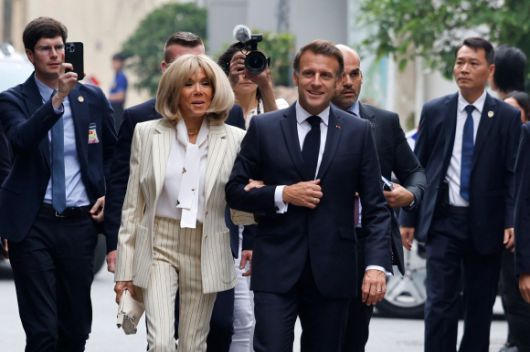 27일 에마뉘엘 마크롱 프랑스 대통령은 브리지트 여사와 베트남 하노이에 있는 과학기술대학교를 방문했다. AFP 연합뉴스