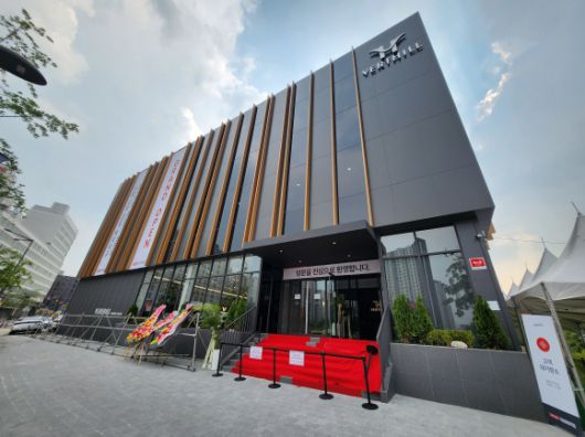 서울 고덕 강일지구에서 사실상 마지막 민간 분양 단지인 ‘고덕 강일 대성베르힐’이 이달 본격적인 분양 일정에 돌입한다. 29일 개관 준비가 한창인 고덕 강일 대성베르힐 모델하우스 외부 모습. 대성베르힐 제공