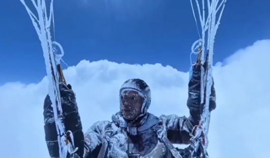 중국에서 한 50대 패러글라이더 조종사가 강력한 상승기류에 휩쓸려 에베레스트 정상 고도에 가까운 약 8600ｍ 상공까지 상승하는 아찔한 사고를 겪은 뒤, 1시간 만에 극적으로 착륙에 성공하는 일이 벌어졌다. 유튜브 캡처