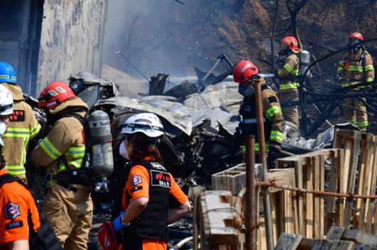 29일 오후 1시 35분쯤 경북 포항 남구 동해면 야산에 해군 해상 초계기 (P-3C)가 추락해 전소됐다. 사고 현장에서 소방당국과 해군 항공사령부 소방대가 진화 작업 및 인명 수색을 하고 있다. 2025.5.29 뉴스1