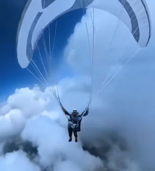 중국에서 한 50대 패러글라이더 조종사가 강력한 상승기류에 휩쓸려 에베레스트 정상 고도에 가까운 약 8600ｍ 상공까지 상승하는 아찔한 사고를 겪은 뒤, 1시간 만에 극적으로 착륙에 성공하는 일이 벌어졌다. 유튜브 캡처