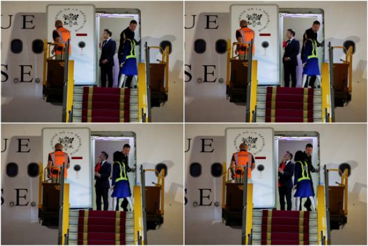 25일 에마뉘엘 마크롱 프랑스 대통령의 얼굴을 브리지트 여사가 대통령 전용기 안에서 밀고 있다. 로이터 연합뉴스