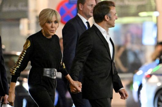 26일 에마뉘엘 마크롱 프랑스 대통령은 브리지트 여사와 베트남 하노이의 한 거리를 걷고 있다. AFP 연합뉴스
