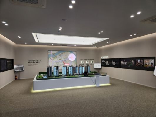 서울 고덕 강일지구에서 사실상 마지막 민간 분양 단지인 ‘고덕 강일 대성베르힐’이 이달 본격적인 분양 일정에 돌입한다. 29일 개관 준비가 한창인 고덕 강일 대성베르힐 모델하우스 내부 모습. 대성베르힐 제공
