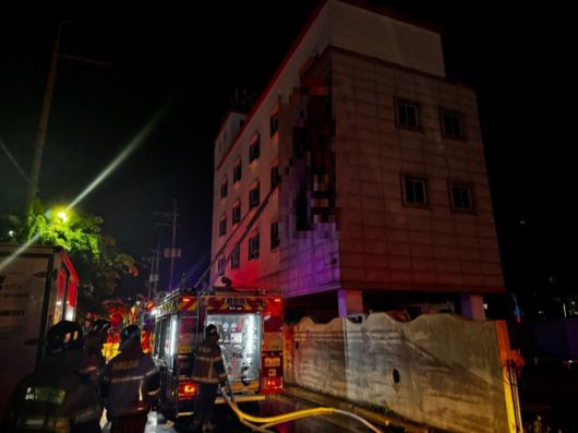 28일 충남 서산시 동문동 한 모텔 2층에서 불이 나 소방 당국이 진화 작업을 하고 있다. 서산 소방서 제공