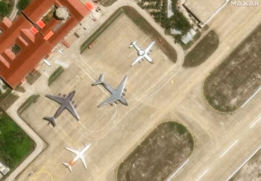 중국의 공중조기경보통제기 KJ-500과 Y-20 수송기가 영유권 분쟁 지역인 남중국해 파라셀 군도 우디섬에 서 있는 모습. 로이터 연합뉴스