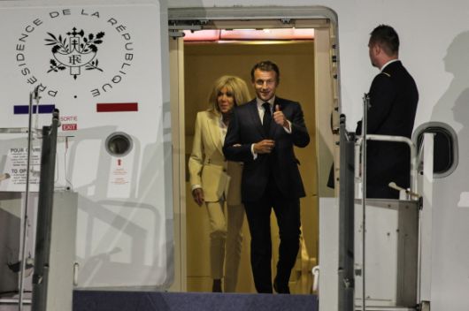 27일 에마뉘엘 마크롱 프랑스 대통령은 배우자 브리지트 여사와 인도네시아 자카르타 공항에 도착해 전용기에서 내리고 있다. AFP 연합뉴스