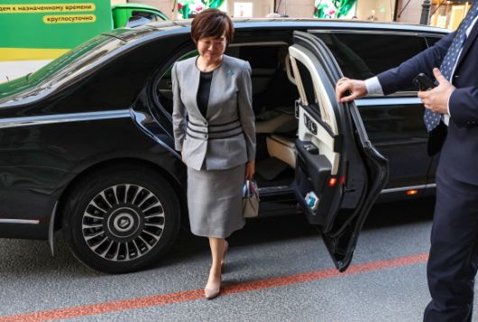 29일(현지시간) 크렘린궁에서 블라디미르 푸틴 러시아 대통령과 만난 아베 신조 전 일본 총리의 부인 아키에 여사가 푸틴 대통령이 제공한 전용 리무진에서 내리고 있다.. 2025.5.29 모스크바 EPA 연합뉴스