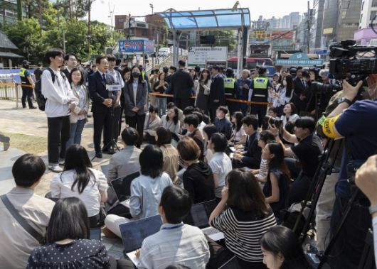 이재명 더불어민주당 대선후보가 제21대 대통령 선거 사전투표 첫날인 29일 오전 서울 서대문구 신촌동 주민센터 투표소에서 청년들과 함께 사전투표를 마치고 취재진의 질문에 답변하고 있다. 2025.5.29 공동취재