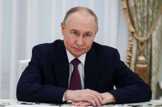 29일(현지시간) 블라디미르 푸틴 러시아 대통령이 크렘린궁에서 아베 신조 전 일본 총리의 부인 아키에 여사와 만나고 있다. 2025.5.29 모스크바 TASS 연합뉴스