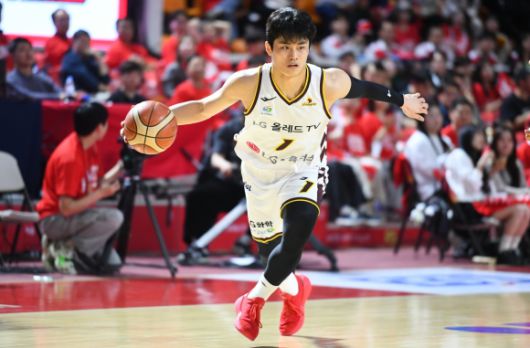 7일 챔프 2차전에서 드리블하는 모습.  KBL 제공