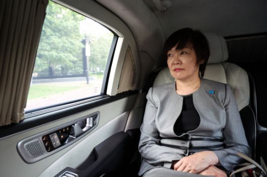 29일(현지시간) 크렘린궁에서 블라디미르 푸틴 러시아 대통령과 만난 아베 신조 전 일본 총리의 부인 아키에 여사가 푸틴 대통령이 제공한 전용 리무진에서 창밖을 바라보고 있다. 2025.5.29 모스크바 TASS 연합뉴스