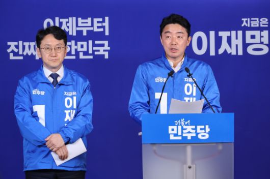 민주당 선대위 강훈식·천준호 기자간담회 - 강훈식 더불어민주당 선대위 상황실장(오른쪽), 천준호 전략본부장이 30일 서울 여의도 중앙당사에서 기자간담회를 하고 있다. 2025.5.30 뉴스1