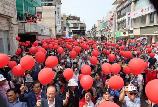 30일 충북 충주시 젊음의 거리에서 시민들이 국민의힘 김문수 대선 후보의 유세를 지켜보고 있다. 충주 연합뉴스
