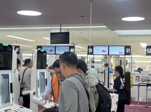 한국과 일본 정부가 국교정상화 60주년을 맞아 6월 한 달간 상대 국민 전용 입국 심사대를 운영하기로 한 가운데 제도 첫날인 1일 도쿄 하네다공항 입국 심사장 전경.  도쿄 명희진 특파원