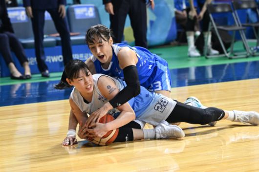 인천 신한은행 홍유순이 지난 2월 3일 아산 이순신체육관에서 열린 2024~25 여자프로농구 정규시즌 아산 우리은행과의 원정 경기에서 김단비와 경합하고 있다. WKBL 제공