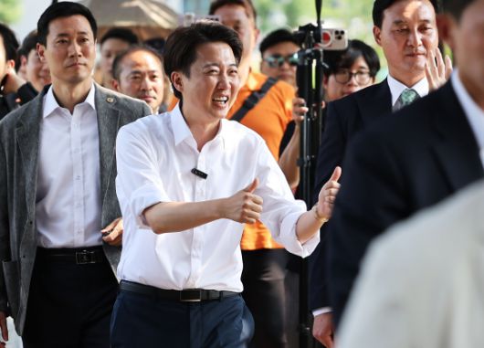 시민들에게 인사하는 이준석 후보 - 개혁신당 이준석 대선 후보가 1일 경기 화성시 동탄호수공원에서 시민들에게 인사하고 있다. 연합뉴스