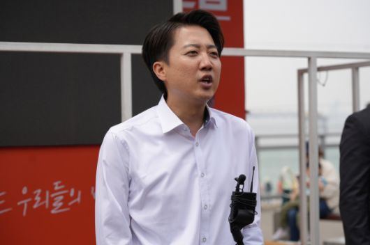 이준석 개혁신당 대선 후보가 지난달 31일 인천 중구 월미도에서 취재진 질문에 답하고 있다. 2025.5.31 개혁신당 제공