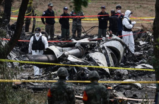30일 경북 포항시 동해면 해군 초계기 추락 현장에서 해군 관계자들이 현장 감식을 하고 있다. 2025.5.30 연합뉴스
