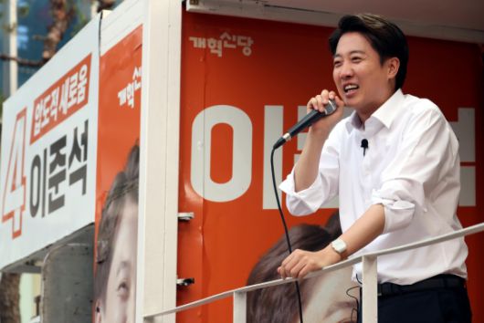 이준석 개혁신당 대선후보가 30일 오후 서울 서대문구 신촌 유플렉스 앞에서 유세를 하고 있다. 2025.05.30 뉴시스
