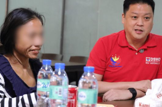 필리핀 사회복지부의 지원을 받게 된 여성 노숙자. 사회복지부 제공