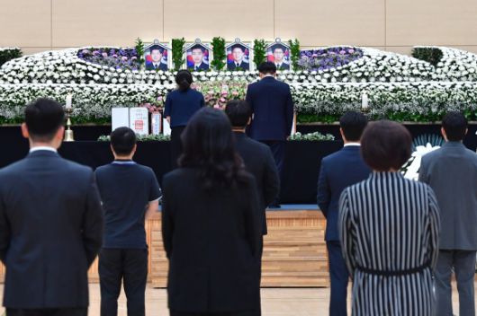 31일 오전 경북 포항시 남구 해군항공사령부 내 금익관에 마련된 해상초계기 추락 순직자 합동분향소에서 시민들이 조문하고 있다. 2025.5.31 뉴스1