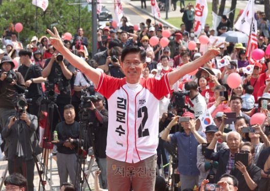 김문수 국민의힘 대선후보가 1일 경기도 수원 영통구 수원컨벤션센터 앞 광장에서 열린 선거유세에서 인사하고 있다. 2025.6.1 안주영 전문기자