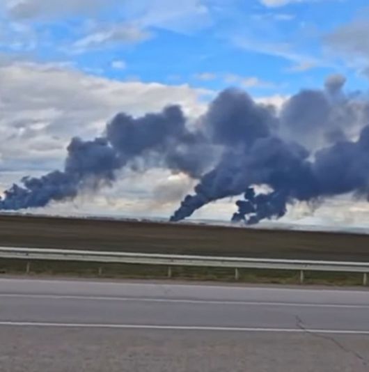 1일(현지시간) 우크라이나가 일인칭 시점(FPV) 드론을 동원, 러시아 공군기지를 상대로 개전 후 최대 규모의 공격을 감행한 가운데 우크라이나 국경에서 4000㎞ 이상 떨어진 시베리아 이르쿠츠크주의 벨라야 공군기지에서 연기가 치솟고 있다. 2025.6.1 텔레그램
