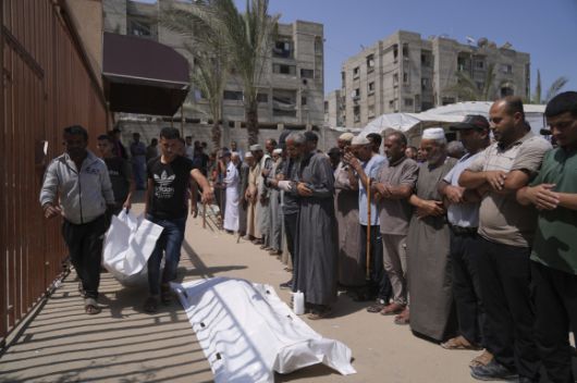 2025년 6월 1일(현지시간) 가자지구 남부 칸유니스의 나세르 병원에서 현지 주민들이 구호품 배급소로 향하던 중 사망한 사람들을 위한 장례식에서 기도하고 있다. AP 연합뉴스