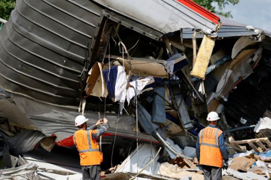 1일(현지시간) 러시아 브랸스크주 비고니치스키 지역에서 교량이 붕괴해 접근하던 열차가 탈선하는 사고가 발생했다. 사진은 탈선 열차 근처에서 작업 중인 응급 구조대원들. 2025.6.1 브랸스크 로이터 연합뉴스