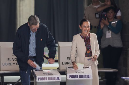 클라우디아 셰인바움 멕시코 대통령이 1일 판사 선출 선거에서 한 표를 행사하고 있다. 멕시코시티 신화 연합뉴스