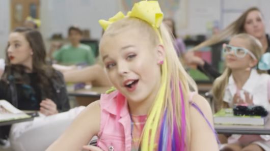 2016년 노래 ‘부메랑’ 뮤직비디오 속 조조 시와. 유튜브 조회수 10억건을 넘긴 노래의 인기로 조조 시와는 영국에서 ‘초통령’으로 부상했다.