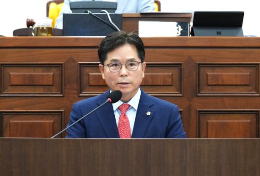 금광연 하남시의회 의장이 2일 제340회 제1차 정례회 제1차 본회의에서 대표 발의한 ‘미사경정장 부지 반환 촉구 건의안’에 대한 제안설명을 하고 있다. 하남시의회 제공