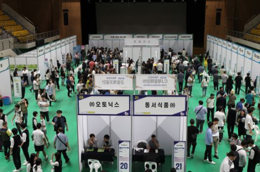 지난해 9월 진천군이 개최한 취업박람회에서 많은 사람이 구직활동을 하고 있다.  진천군 제공.