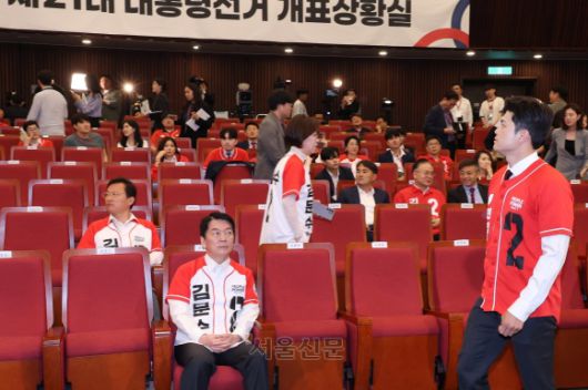 김용태 국민의힘 비상대책위원장이 9일 서울 여의도 국회 도서관에 마련된 국민의힘 개표 상황실에서 제21대 대통련 선거 방송3사 출구조사 결과를 지켜 본 뒤 퇴장하고 있다. 왼쪽은 안철수 공동선대위원장 2025.6.3 안주영 전문기자