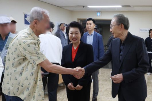 유권자와 인사 나누는 이명박 전 대통령 - 이명박 전 대통령이 제21대 대통령선거 투표일인 3일 서울 강남구 국민연금공단 서울남부지역본부에 마련된 논현1동제3투표소에서 유권자와 악수를 나누고 있다. 가운데는 이 전 대통령 부인 김윤옥 여사. 2025.6.3 연합뉴스