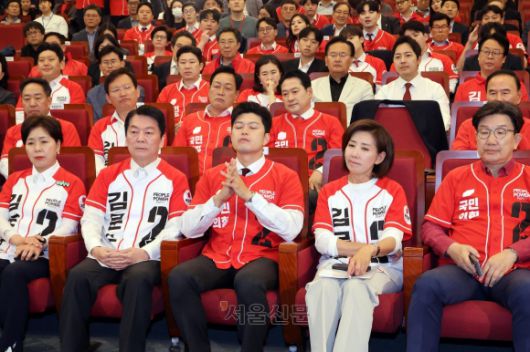김용태 국민의힘 비상대책위원장과 권성동 원내대표를 비롯한 공동선거대책위원장들이 3일 오후 서울 여의도 국회 도서관에 마련된 제21대 대통령선거개표상황실에서 개표 방송을 시청하고 있다. 2025.6.3 안주영 전문기자