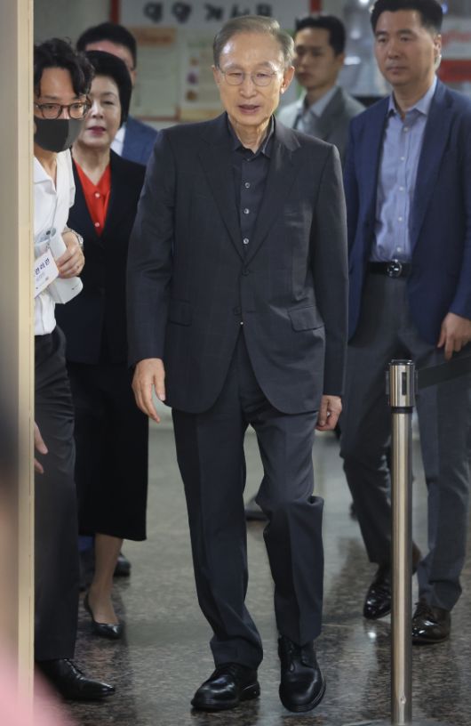 투표장 입장하는 이명박 전 대통령 내외 - 이명박 전 대통령과 부인 김윤옥 여사가 제21대 대통령선거 투표일인 3일 서울 강남구 국민연금공단 서울남부지역본부에 마련된 논현1동제3투표소로 입장하고 있다. 2025.6.3 연합뉴스