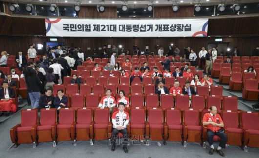 김용태 비상대책위원장 3일 서울 여의도 국회 도서관에 마련된 국민의힘 개표 상황실에서 제21대 대통령 선거 방송3사 출구조사 결과를 지켜보다 자리를 떠나고 있다.2025.6.3 홍윤기 기자