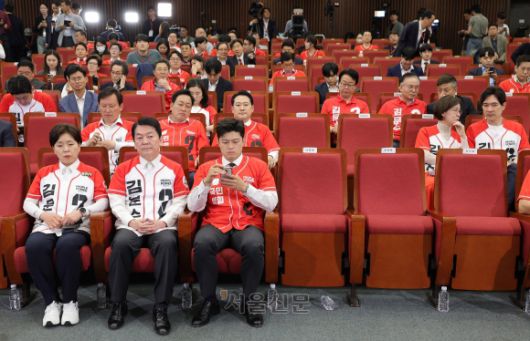 3일 서울 여의도 국회 도서관에 마련된 국민의힘 개표 상황실에서 선대위원장들이 제21대 대통령 선거 방송3사 출구조사 결과과 나오자 자리를 나서고 있다. 2025.06.03 안주영 전문기자