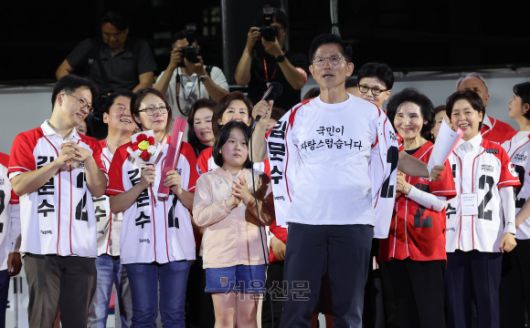 김문수 국민의힘 대선 후보가 2일 오후 서울 중구 서울광장에서 열린 서울 피날레 총유세에서 지지를 호소하고 있다. 2025.6.2 안주영 전문기자
