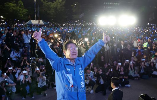 이재명 더불어민주당 대선후보가 2일 여의도공원 문화의마당에서 열린 마지막 유세에서 손을 들어 인사하고 있다.  2025.6.2 홍윤기 기자