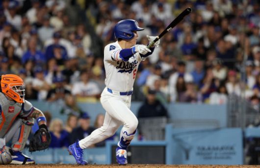 로스앤젤레스 다저스 김혜성이 3일(한국시간) 미국 캘리포니아주 로스앤젤레스 다저스타디움에서 열린 2025 미국프로야구 메이저리그(MLB) 뉴욕 메츠와 홈 경기에서 수비하고 있다. 로이터 연합뉴스