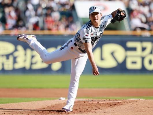두산 베어스 곽빈이 3일 서울 잠실야구장에서 열린 2025 KBO리그 정규시즌 KIA 타이거즈와의 홈 경기에서 공을 던지고 있다. 뉴스1